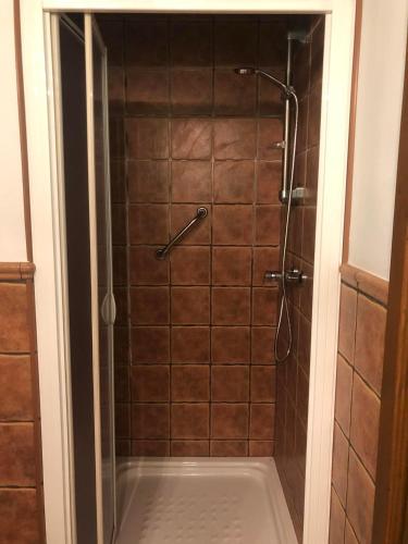 a bathroom with a shower with a tub at Casa Castor Catral in Crevillente