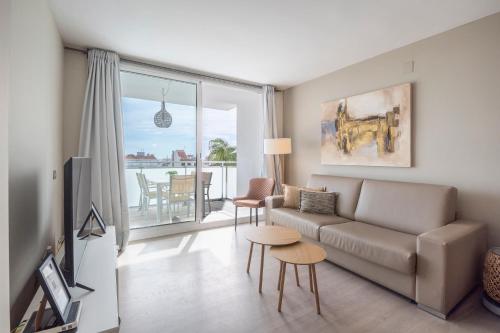 Sitges Spaces Oasis Penthouse 3 Bedroom, 2 Bathroom, Terrace, Pool, Sleeps up to 6