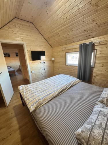 Een bed of bedden in een kamer bij White House Loft