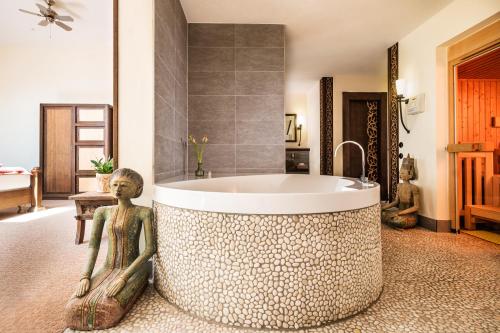 Ένα μπάνιο στο Park-Hotel Hagenbeck