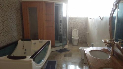 Ένα μπάνιο στο Reina Villa Hotel