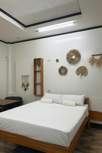 Una cama o camas en una habitación de Chia's Beach House Siargao