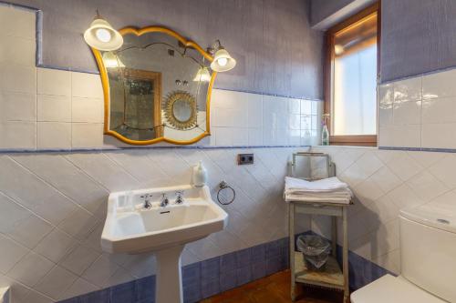 a bathroom with a sink and a mirror at La Chatarrería De Ferreros-Otero in Otero de Herreros