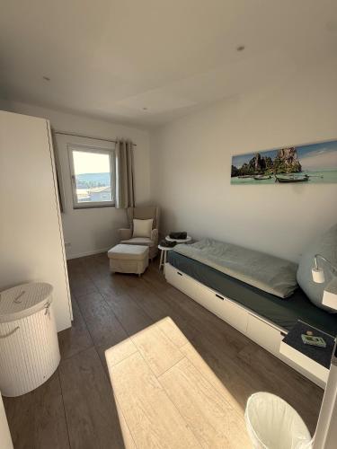 ElsenfeldB3 Boardinghouse bei Becker的卧室里有一张床和一把椅子