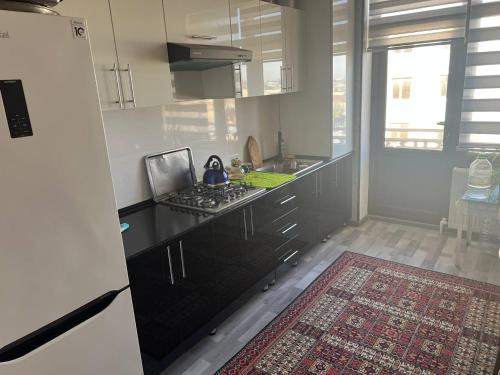 Kuchyň nebo kuchyňský kout v ubytování Квартира Комфорт