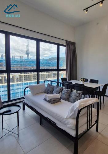 ein Schlafzimmer mit einem Bett und einem großen Fenster in der Unterkunft Urban Suites Apartment In Jelutong George Town in George Town