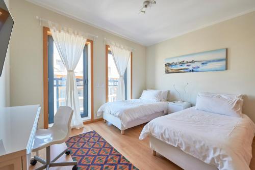 Ένα ή περισσότερα κρεβάτια σε δωμάτιο στο Algarve Ocean Tri-View Luxury Apartment Pool