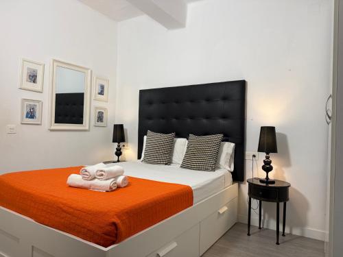 une chambre avec un lit avec deux animaux en peluche dessus dans l'établissement A 20 pasos del Museo Picasso, à Malaga