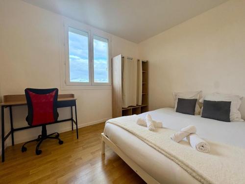 ルマンにあるSuperbe appt 3 ch à 2 pas du circuit des 24Hのベッドと机と椅子のある寝室