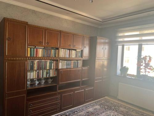 Knihovna v apartmánu