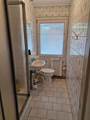 Koupelna v ubytování Bungalow 2 - 4-Raum-Wohnung mit Küche und 2 WC Duschen in Ohrdruf-Crawinkel