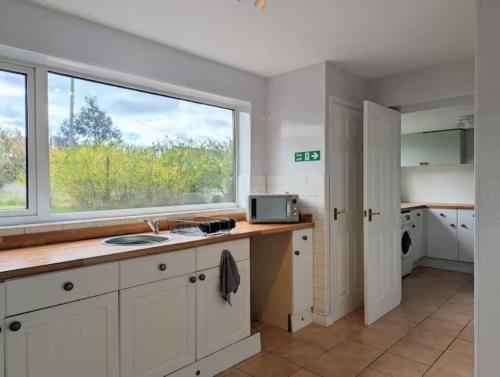 Η κουζίνα ή μικρή κουζίνα στο Spacious 6BR Retreat, Ideal for Families & Work, Free Parking