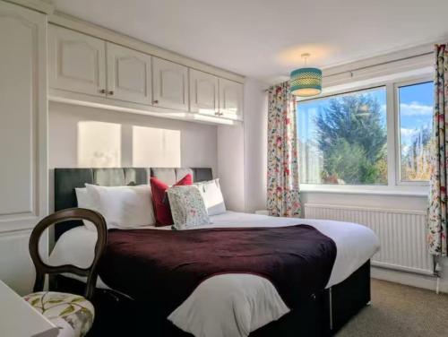 Ένα ή περισσότερα κρεβάτια σε δωμάτιο στο Spacious 6BR Retreat, Ideal for Families & Work, Free Parking