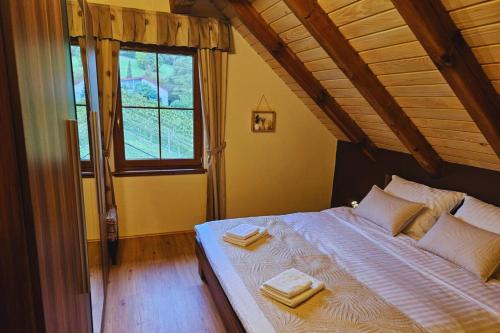 een slaapkamer met een bed met twee handdoeken erop bij Brioni Hills - Premium Escape in Šmarje pri Jelšah