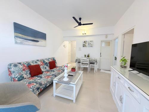 ein Wohnzimmer mit Sofa und Tisch in der Unterkunft Vanilla By The Beach Goa in Benaulim