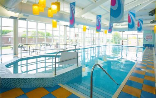 Bazén v ubytování Ocean Bliss-Beach Front - Lux- Sea View- 3-Bedroom Caravan- 8 Sleeps nebo v jeho okolí