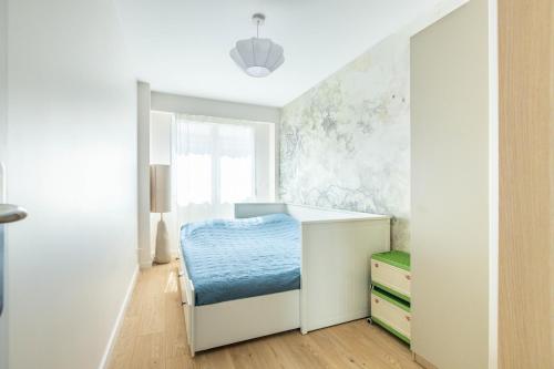 a small bedroom with a bed and a window at AK Magnifique et spacieux 3 pièces, vue mer in Antibes