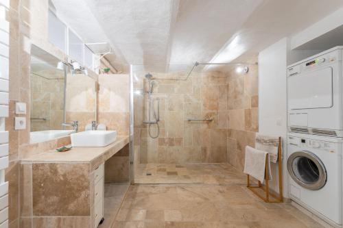 Et badeværelse på Vue Mer - Grande Terrasse - Jardin Privé & Parking