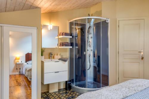 Ένα μπάνιο στο Castellas