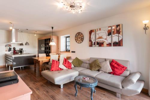 una sala de estar con un sofá y una mesa en Im Kylltal, en Malberg