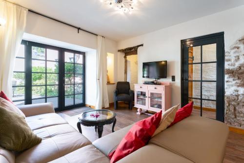 una sala de estar con un sofá y una mesa en Im Kylltal, en Malberg