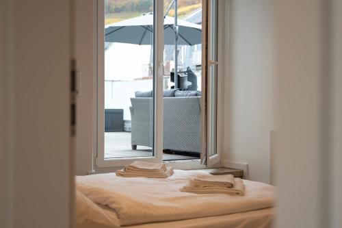 a bed in a room with a mirror and an umbrella at Heimwärts - Altstadt-Weingut mit Dachterrasse in Bad Neuenahr-Ahrweiler