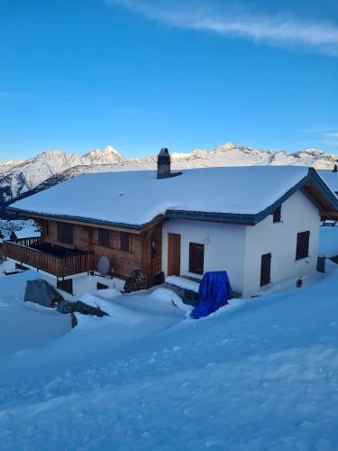a house with snow on the roof at Chalet Lueg uf Belalp in Rosswald