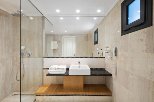 Koupelna v ubytování Roda Beach Resort & Spa