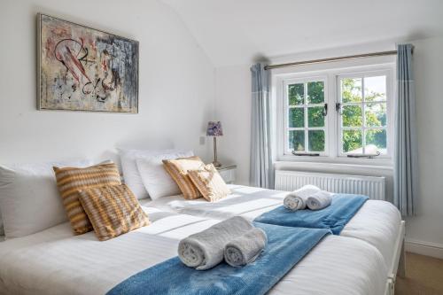 ein Schlafzimmer mit zwei Betten mit Handtüchern darauf in der Unterkunft Owl Cottage in Great Snoring