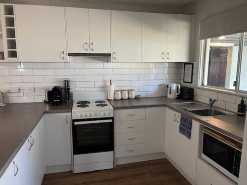 Η κουζίνα ή μικρή κουζίνα στο 7 Salty Air Beach Shack Pets Ok 350m To The Beach!