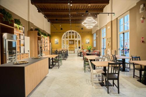 Un restaurante u otro lugar para comer en Lucca Hostel & Rooms San Frediano