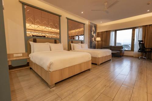 Postel nebo postele na pokoji v ubytování Pride Elite Chhatrapati Sambhaji Nagar