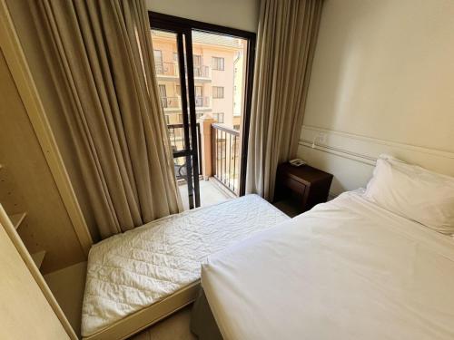 una habitación de hotel con una cama y una ventana en Destino Floripa Jurerê, en Florianópolis