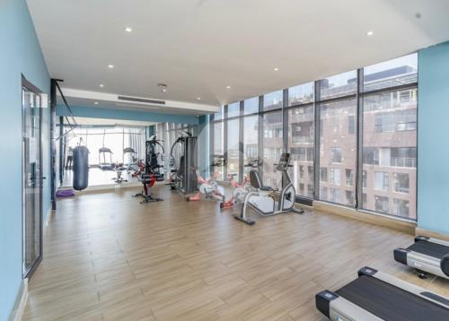 una palestra con tapis roulant e attrezzature cardio in un edificio di Center Point Phnom Penh - Time Square 2 a Phnom Penh