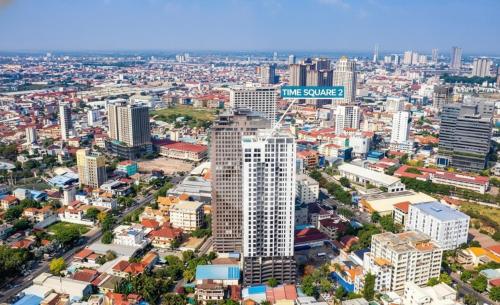 una vista panoramica su una città con un grande edificio di Center Point Phnom Penh - Time Square 2 a Phnom Penh