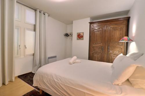 Postel nebo postele na pokoji v ubytování Appart de la monnaie - déconnexion au coeur de la ville