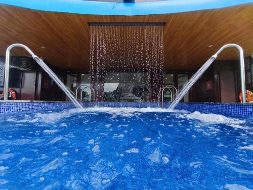 een groot zwembad met water dat eruit komt bij Garden Legend 2 cruise in Ha Long