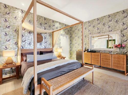 Кровать или кровати в номере BALI SUITE in Camps Bay