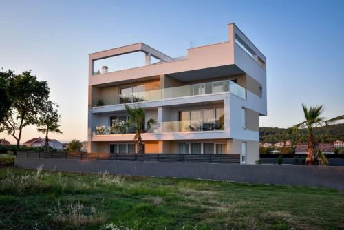 Villa La Perla with pool