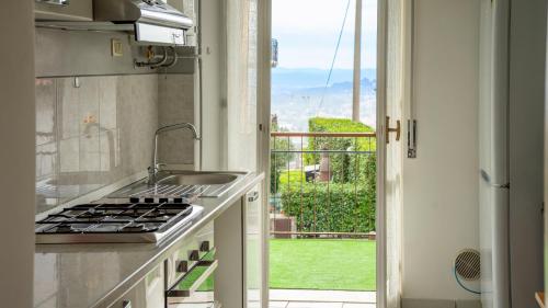 Kuchyň nebo kuchyňský kout v ubytování Como Lake Palanzone-Appartamento