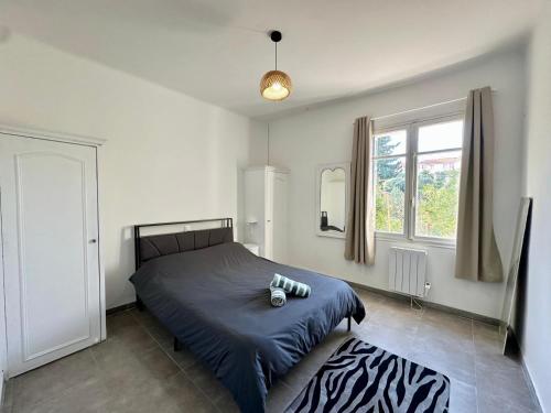 Ένα ή περισσότερα κρεβάτια σε δωμάτιο στο Villa Maguy - Piscine et jardin privée - Proche centre ville Aix en Provence - Parking - Boulodrome - Plancha