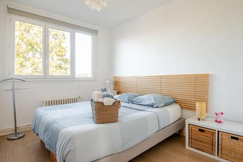 リュエイユ・マルメゾンにあるMaria’s placeの大きなベッドと2つの窓がある寝室