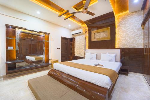 Postel nebo postele na pokoji v ubytování Alaya Stays Royal Valora Charming 5 BHK villa with Garden