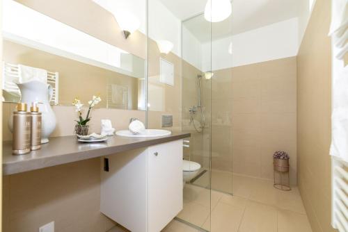 Ένα μπάνιο στο Modernes Airport-Apartment Bellavista