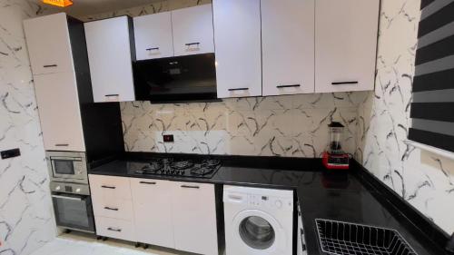 Η κουζίνα ή μικρή κουζίνα στο 7th generation apartments