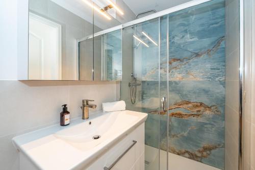 a bathroom with a sink and a shower at Altstadttor 17 in Westerland