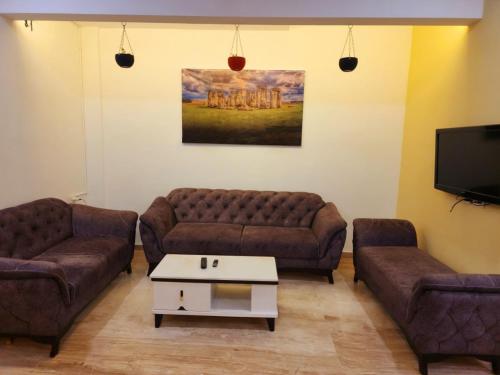 Coin salon dans l'établissement Antidote Villa 3BHK ll Swimming Pool ll Snooker Tab ll AC ll BBQ