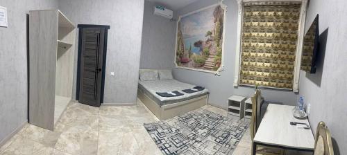 a wine tasting room with a bench in a room at Osiyo in Olmaliq