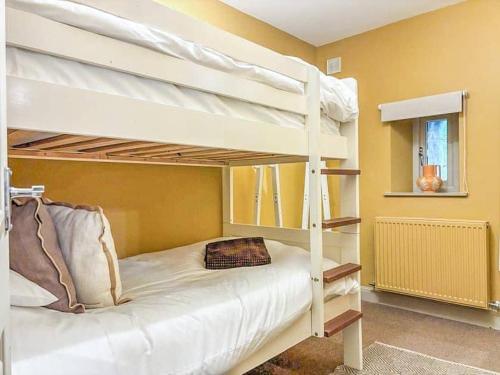 Postel nebo postele na pokoji v ubytování Kilnsey Wellbeing Barn With Hot Tub, Cold Plunge, Pet Friendly