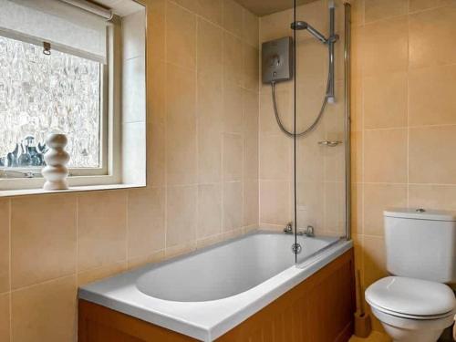 Koupelna v ubytování Kilnsey Wellbeing Barn With Hot Tub, Cold Plunge, Pet Friendly